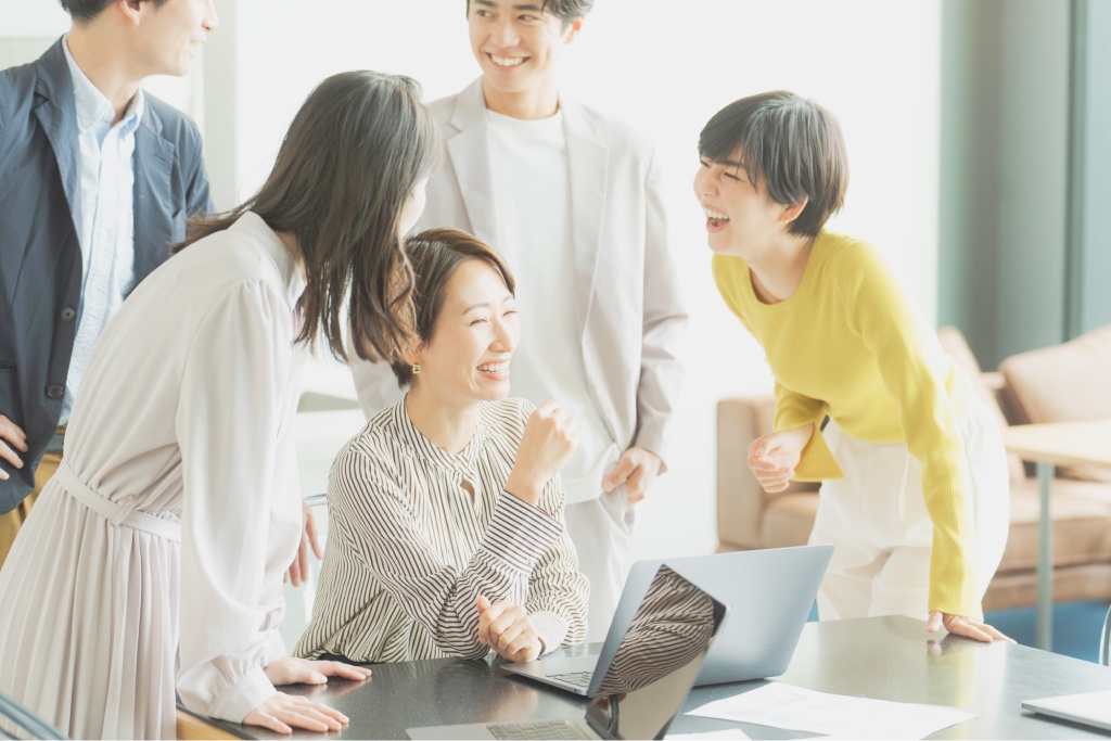 話し合いながら笑顔を見せる研修参加者たち