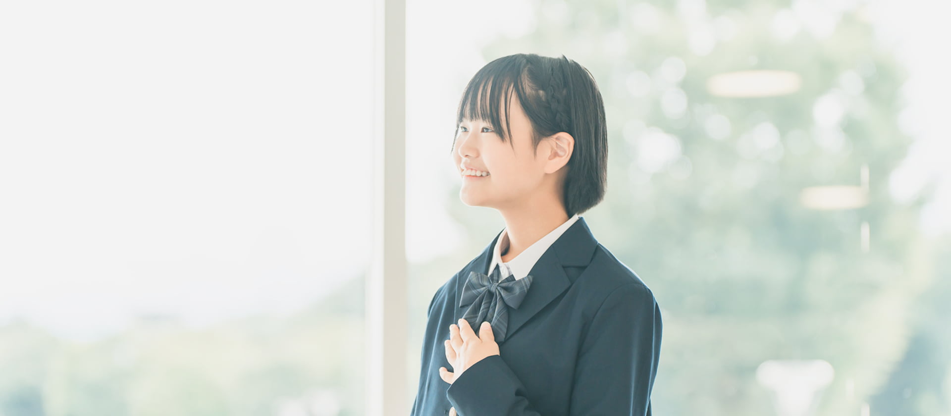 微笑む制服姿の女子生徒