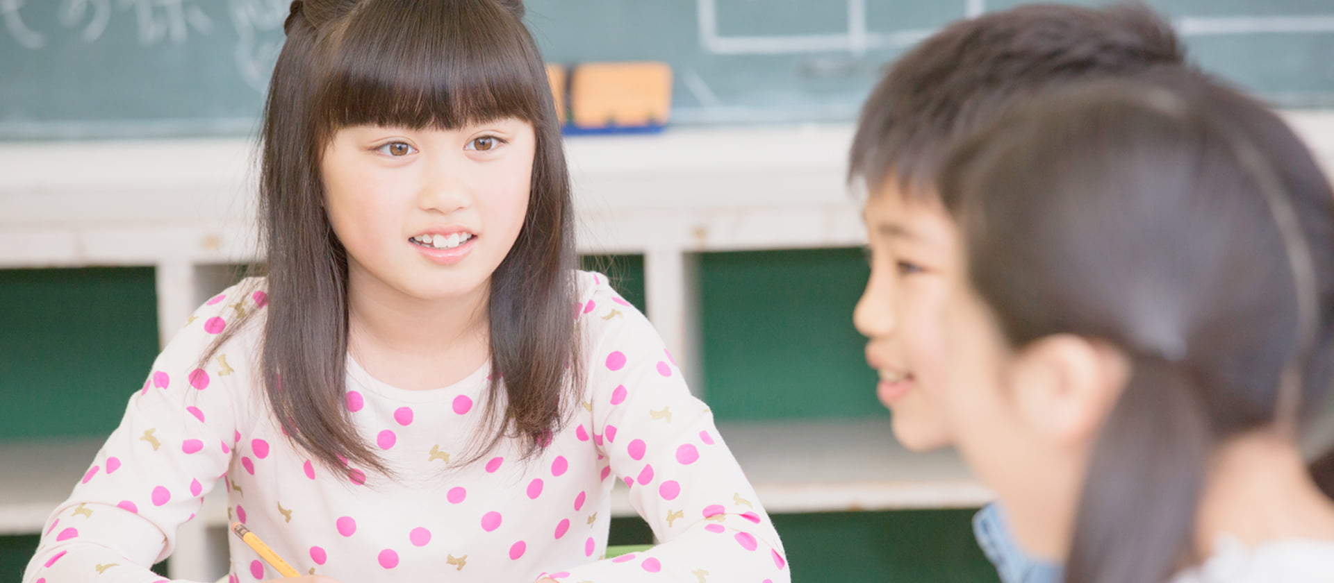 教室で友達と話す児童たち