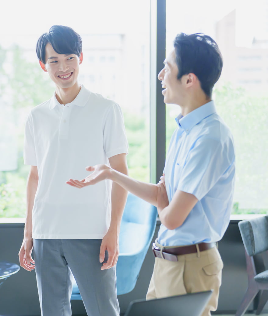 オフィスで対話する男性2人
