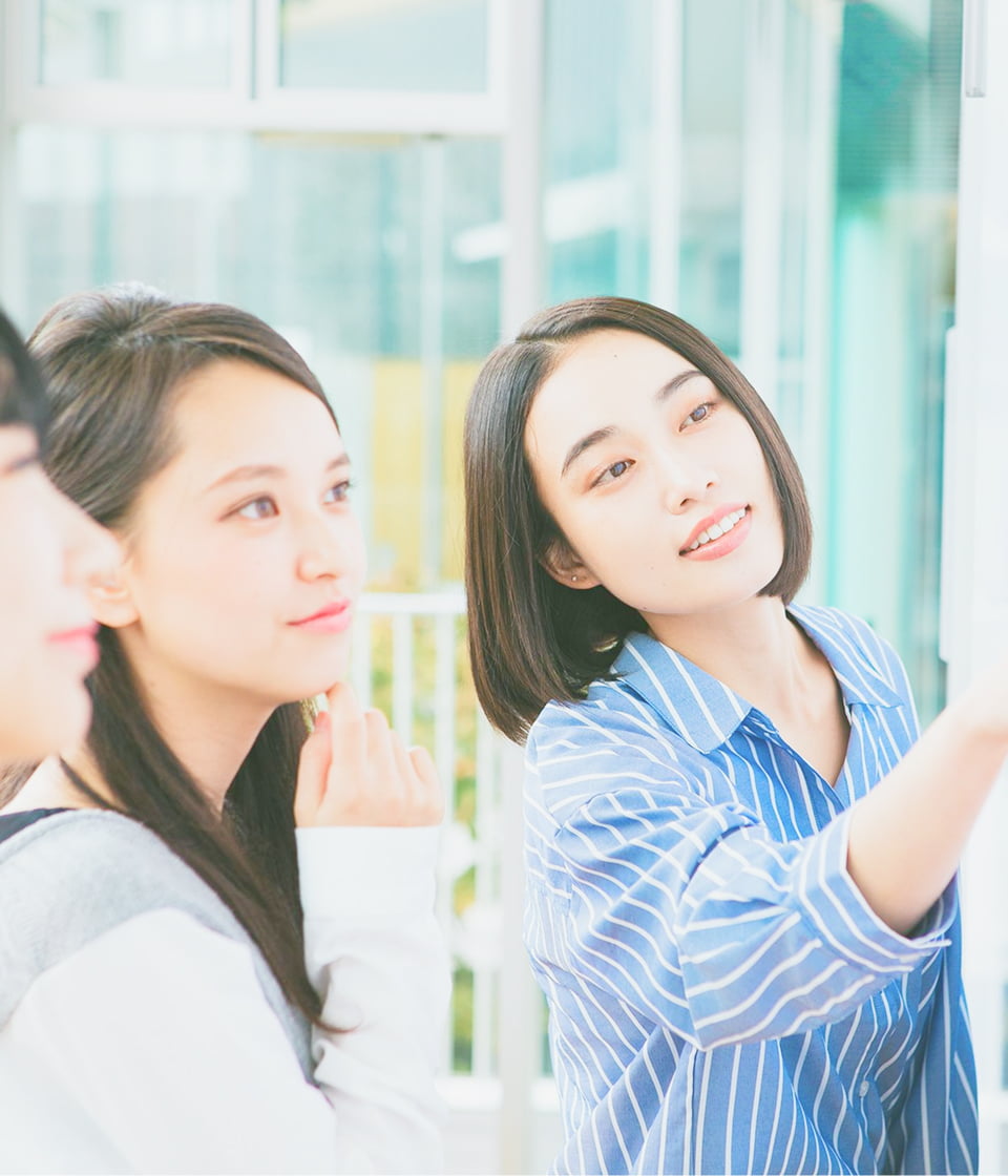 指をさしながら話す学生たち