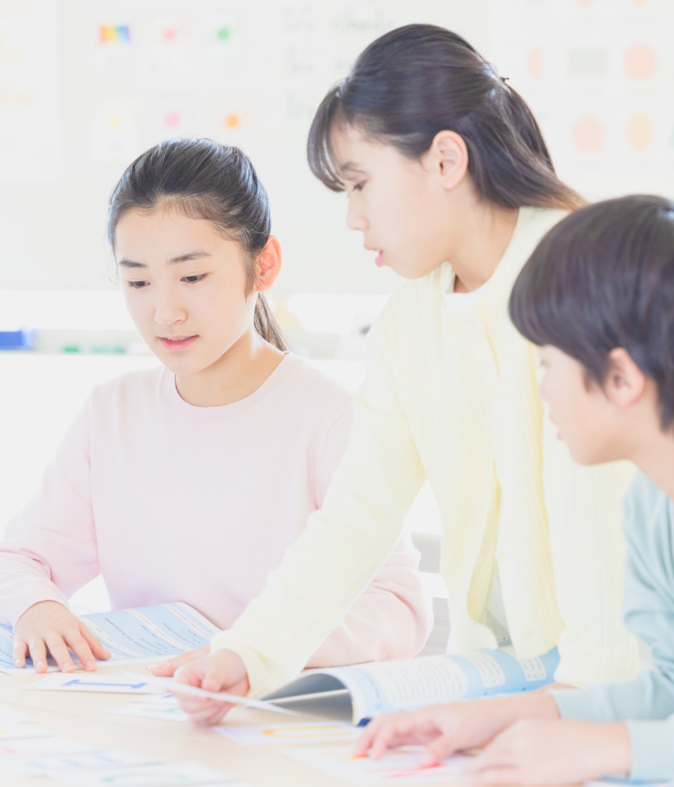 教室で資料を見ながら学び合う生徒たち
